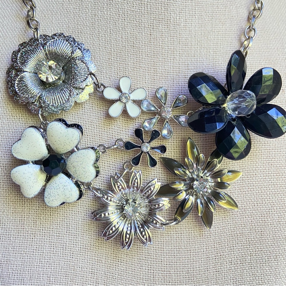 Black and white floral bib statement necklace in lightweight silvertone metal - Picture 2 of 9